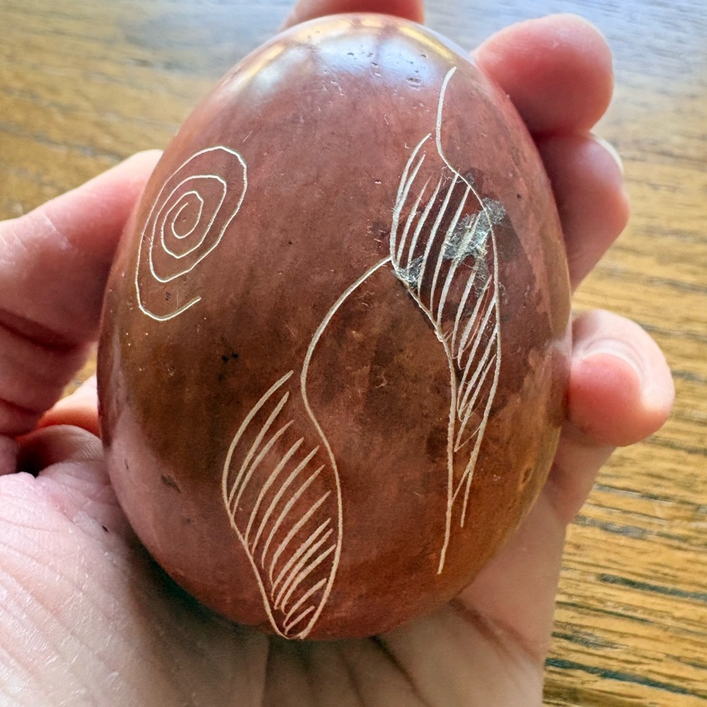 Vintage etched alabaster egg - Picture 4 of 8